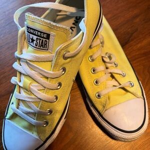 Converse Yellow Chuck Taylor All-Star Men’s 7. Women’s 9
Color yellow